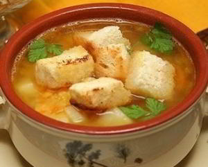 Гороховый суп с копченостями и гренками