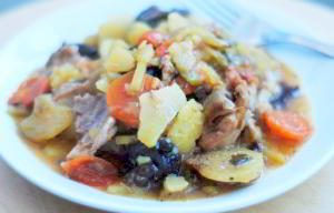 Жаркое в горшочке из курицы с черносливом