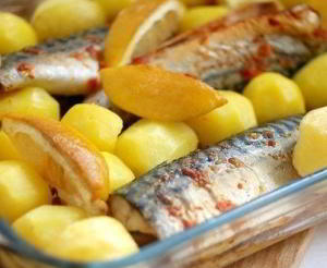 Запеченная острая скумбрия с картофелем