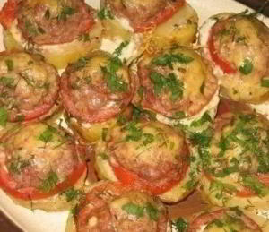Картофель, запеченный с мясом и помидорами