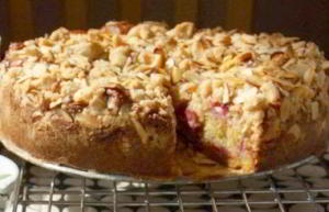 Клубничный пирог с крошкой