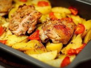 Курица маринованная в кефире, запечённая с картофелем с травами и чесноком