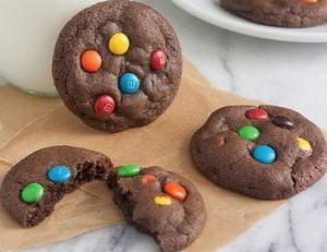 Мягкое шоколадное печенье с M&M's