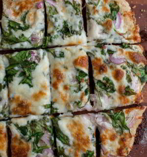 Пицца со шпинатом и соусом ранч