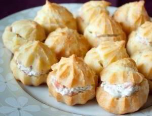 Профитроли со сливочным сыром и лососем