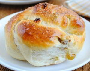 Пряные булочки с изюмом