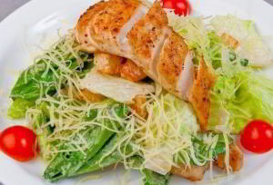 Салат Цезарь с курицей