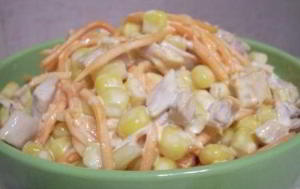 Салат из куриных окорочков, кукурузы и корейской моркови