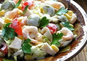 Салат с креветками, кальмарами, оливками и кукурузой