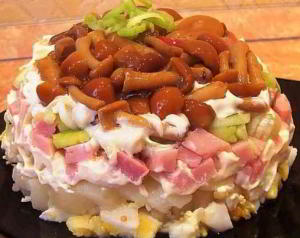 Салат с маринованными опятами
