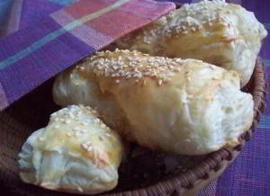 Слоеные булочки с сыром и мясом