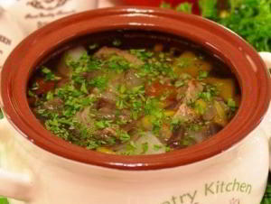 Суп в горшочке с говядиной и овощами