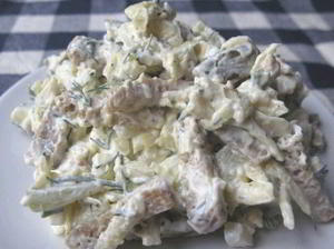 Сырный салат с сухариками