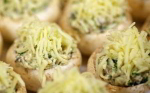 Шампиньоны с курицей и сыром