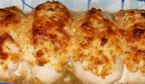 куриные рулетики с грибами и сыром в сметанном соусе