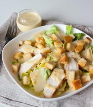 салат Цезарь с курицей