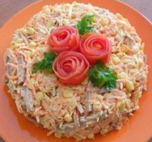 Вкусный салат с копченной колбасой