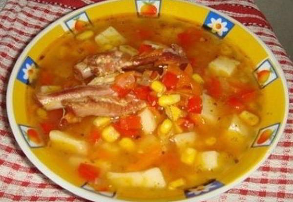 Кукурузный супчик на копчёных рёбрышках.