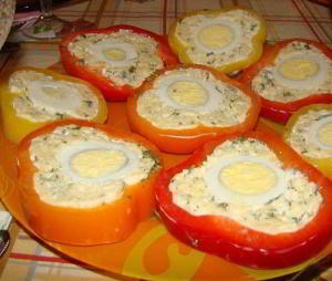 Перец с сырной начинкой и яйцом