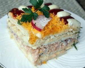 Рыбный салатик - торт с крекерами