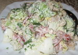 Салат с пекинской капустой, курицей и сухариками