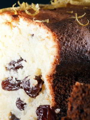 Кулич с изюмом и лимонной цедрой