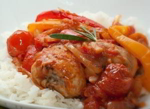 Курица запеченная с овощами
