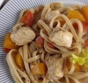 Лапша удон с курицей и овощами