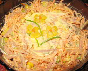 Салат из свежей моркови с копченой колбасой и кукурузой «Аврора»