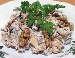 Салат с курицей и черносливом