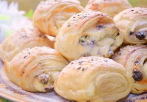 Слойки с творожной начинкой и изюмом