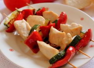 Шашлык из курицы с овощами на шпажках