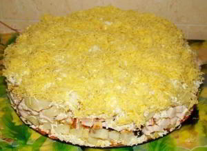 Cлоеный салатик с копченной курицей, черносливом и сыром