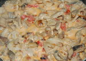 Грибочки, тушенные с помидорами, луком и сметаной