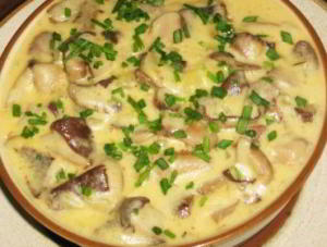 Маслята, тушенные в сметане с сыром