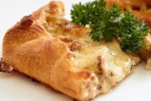 Пирог с грибами, сметаной и сыром