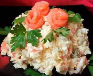 Рисовый салат с красной рыбой