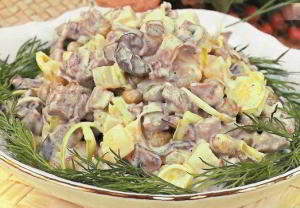 Салат мясной с грибами