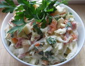 Салат с копченой колбасой и капустой