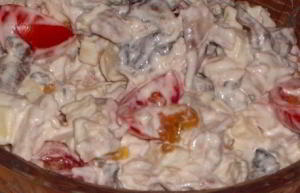 Салат с курицей, сыром, грибами и помидорами