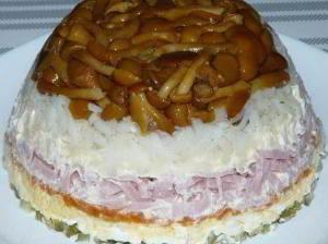 Салат с маринованными опятами