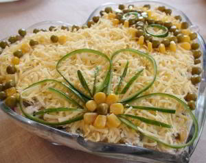 Салатик с курицей грибами и сыром