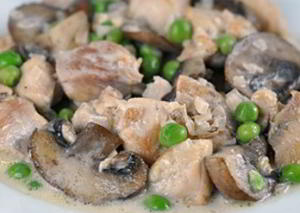 Курица с грибами и зеленым горошком