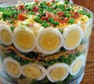 рецепт Салат праздничный Пикантный момент с курицей и шампиньонами