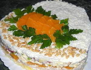 Слоёный салат с курицей, апельсинами и плавленым сыром