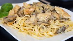 Паста с грибами и курицей в винно-горчичном соусе