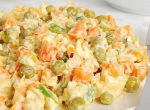 рецепт Салат из куриного мяса с морковью и зеленым горошком