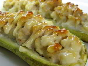 рецепт Кабачки, фаршированные курицей и овощами