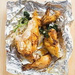 Запеченная в фольге курица и овощи с грибами, запеченные в фольге