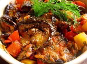 Баклажаны с овощами в томатном соусе